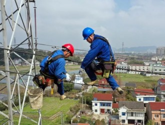 电力人加强防寒潮线路特巡保障电网稳定运行