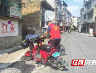 道路过窄车辆和行人易“对冲” 这段马路能否重新规划停车位